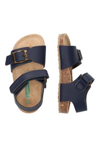 Marineblauwe leren sandalen met een gestructureerde afwerking, verstelbare banden, een metalen gespdetail en een kurken zool voor ondersteuning.