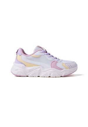 Baskets blanches et pastel en mesh et matériau synthétique, dotées d'une semelle épaisse, d'un embout arrondi et d'accents texturés en lavande et jaune.