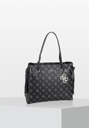 Czarna torba typu tote Guess z szarym, wzorzystym nadrukiem logo, dwoma paskami na ramię i srebrnym zawieszonym logo z przodu.