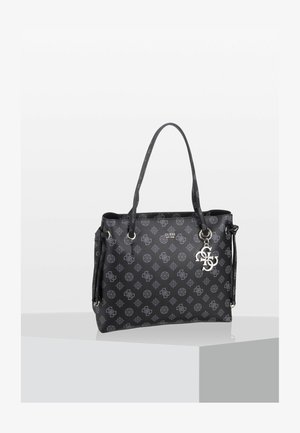 Czarna torba typu tote Guess z szarym, wzorzystym nadrukiem logo, dwoma paskami na ramię i srebrnym zawieszonym logo z przodu.