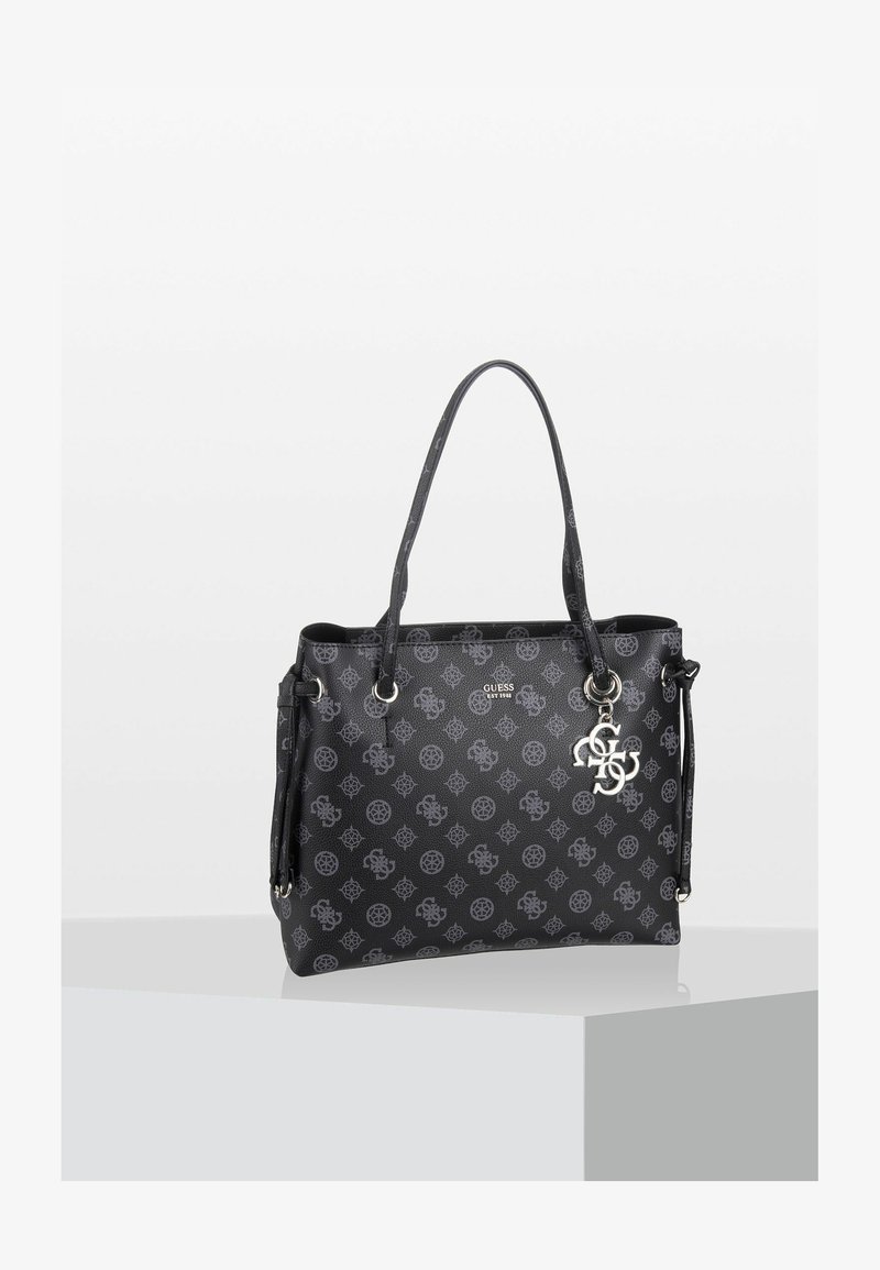 Sac cabas noir Guess avec logo imprimé gris à motif, deux bretelles et un pendant-logo argenté suspendu à l'avant.