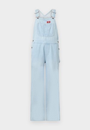 Salopette en denim bleu clair avec bretelles réglables, poche avant avec écusson logo rouge et jambes larges et droites.