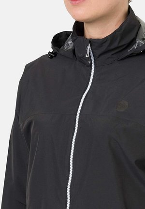 Schwarze wasserdichte Jacke mit hohem Kragen, Frontreißverschluss und verstellbarem Kapuze. Hinterlässt glänzende Akzente am Kragen und minimale Markenkennzeichnung.