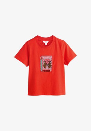 Röd t-shirt i bomull med ett cirkulärt tryck som har intrikata broderade designelement. Kort ärm och klassisk rund hals.