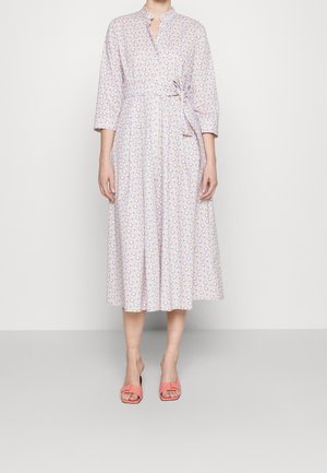 Abito midi leggero con motivo floreale in rosa, giallo e blu. Presenta un colletto a fascia, maniche a tre quarti e un dettaglio con cintura da annodare in vita.