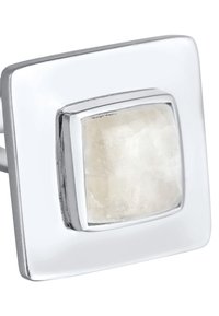 Quadratischer Silberring mit einem glatten, undurchsichtigen, cremefarbenen Stein in der Mitte, der eine polierte Oberfläche und klare Linien aufweist.