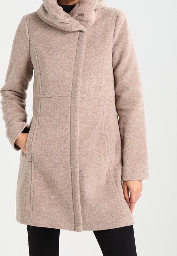 Cappotto beige in misto lana con cappuccio, caratterizzato da una vestibilità dritta, tasche laterali e dettagli di cuciture verticali, che conferiscono un aspetto accogliente.