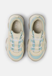 Jasno beżowe sneakersy z niebieskimi akcentami, cholewka z siateczki i syntetyku, wyściełana podeszwa oraz białe sznurowadła. Posiada logo na języku i boku.