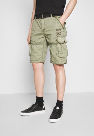 Khaki cargoshorts van lichtgewicht stof, met meerdere zakken, gestikte details en een relaxte pasvorm. Gepaarde met zwarte sneakers.