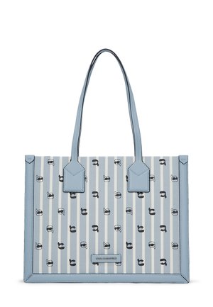Hellblaue Tragetasche mit vertikalen Streifen und einem Muster aus kleinen Schwarz-Weiß-Hüten. Glatte Textur mit flachen Griffen und strukturierter Form.