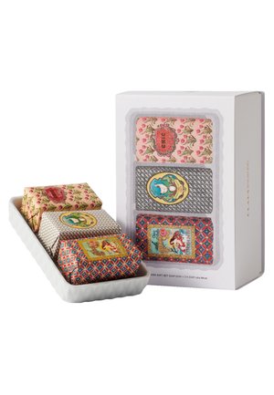 CLAUS PORTO KÖRPERSET CLASSICO GIFT SET SOAP DISH PLUS 3 50G CHICKEN, ONDINA, CHIC - Soap bar - transparent