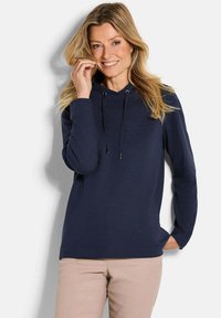 Felpa blu navy con tessuto testurizzato, una tasca frontale tipo kangaroo, cappuccio con cordino regolabile e maniche lunghe.