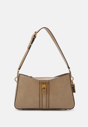 Beige skuldertaske med tekstur, justerbar rem, guldfarvet hardware og en central GUESS-logo med dekorativ låsedetalje.