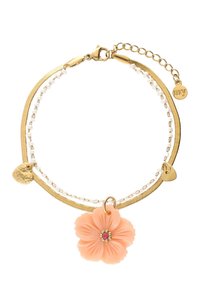 Bracelet en doré avec un pendentif en forme de fleur rose, des perles transparentes et un accent en cœur doré martelé. Chaîne ajustable pour s'adapter à la taille.