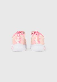 Ροζ αθλητικά παπούτσια με υφή, διακοσμημένα με σχέδια καρδιάς, λευκή σόλα και θηλιές στα τακούνια για εύκολη φόρεση.