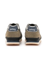 Un paio di sneakers casual marroni e grigie con suole bianche e logo "mtng" sul tallone, viste da dietro su uno sfondo bianco.