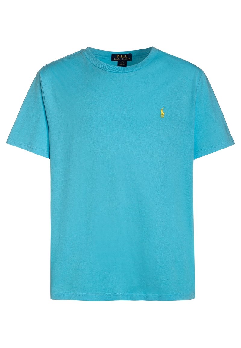Camiseta de algodón azul claro con mangas cortas y cuello redondo, que presenta un pequeño logo amarillo en el pecho. Fit clásico y textura suave.