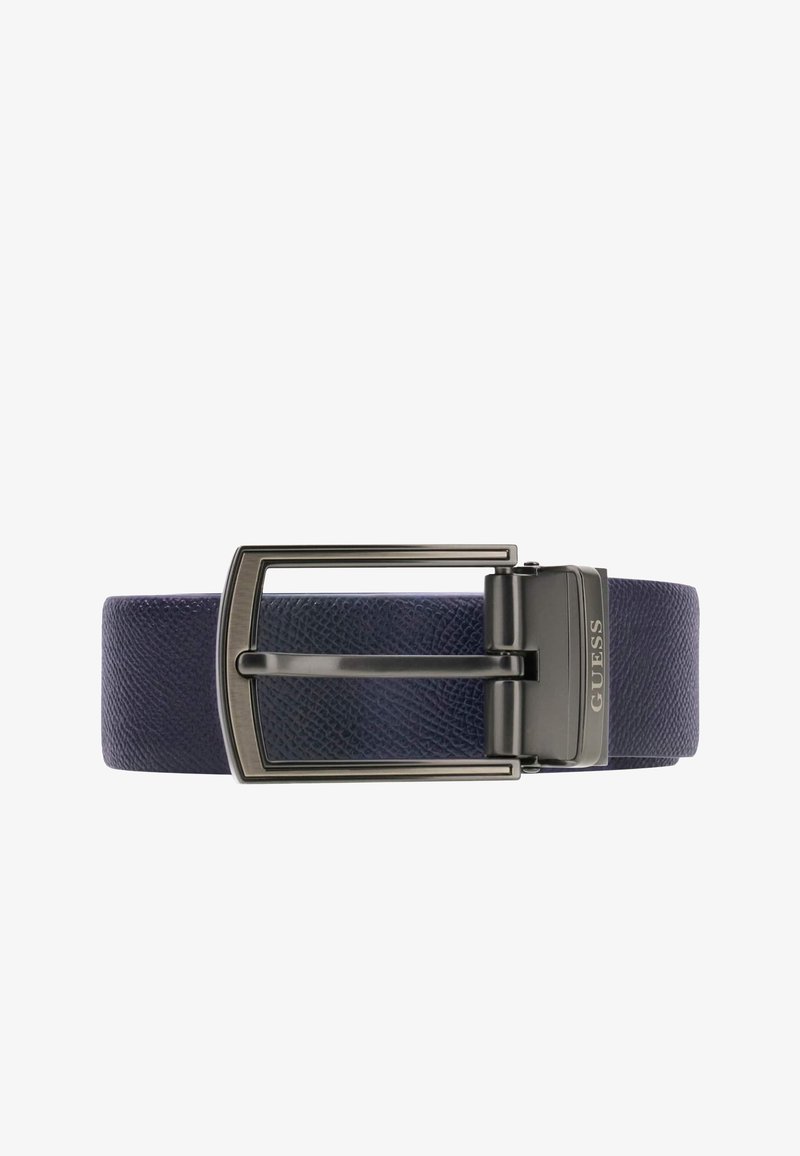 Ceinture en cuir texturé bleu foncé avec une boucle rectangulaire en métal couleur canon de fusil, affichant le logo "GUESS" sur le côté du fermoir.
