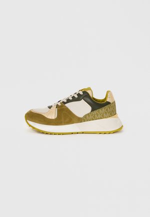 Sneaker che presentano un mix di materiali: suede, tessuto e accenti metallici. La palette di colori include dettagli verdi, beige e gialli.