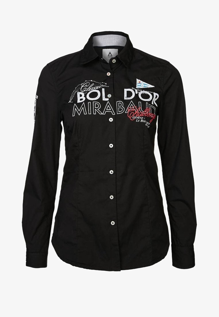 Chemise noire à manches longues boutonnée avec texte brodé blanc et rouge « Bol D'Or Mirabaud » et un petit écusson triangulaire près du col.