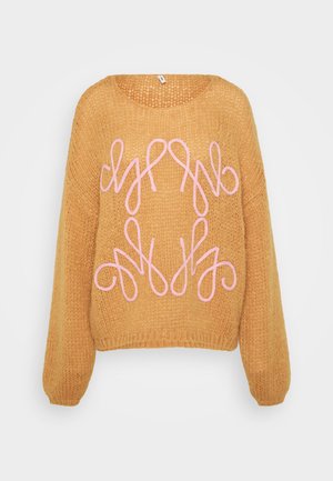Orange strikket sweater med løs pasform, der har et pink abstrakt broderi design på forsiden og lange ærmer.