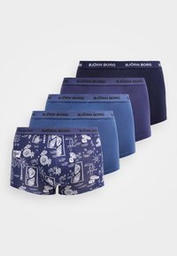 Cinq paires de boxers pour hommes dans des nuances de bleu, dont une paire avec des motifs nautiques et tropicaux blancs, toutes de la marque Björn Borg.