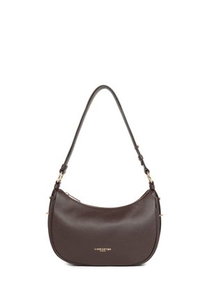 Borsa a tracolla in pelle marrone scuro con ferrature dorate e forma curva, con una tracolla regolabile e chiusura con zip.