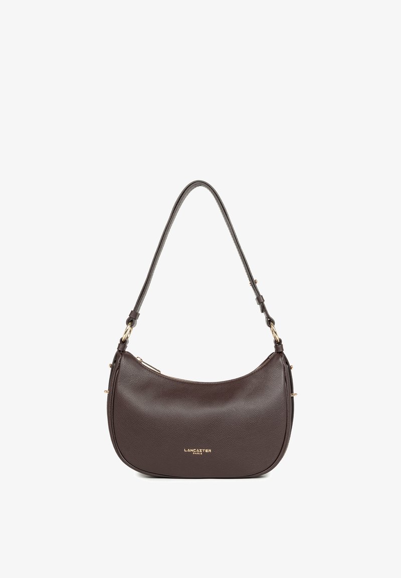 Sac à bandoulière en cuir marron foncé avec ferrures dorées et forme courbée, doté d'une bandoulière réglable et d'une fermeture éclair.