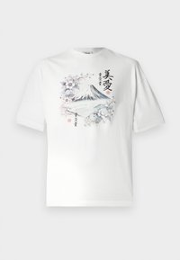 T-shirt en coton blanc avec des manches courtes, comportant un graphisme du Mont Fuji entouré de fleurs et de texte japonais dans un design multicolore.