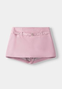 Pantaloni shorts rosa su misura realizzati in tessuto leggero, con una cintura con anello in argento e borchie decorative in argento lungo la vita.