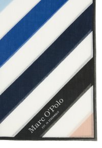 Écharpe rayée dans des nuances de bleu, blanc et noir, avec une texture douce et un logo dans le coin, conçue avec un motif diagonal.