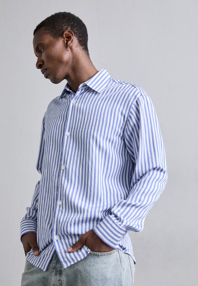 Camisa de botones con rayas verticales azules y blancas, de manga larga, con cuello puntiagudo y un corte relajado. Material de algodón con una textura suave.