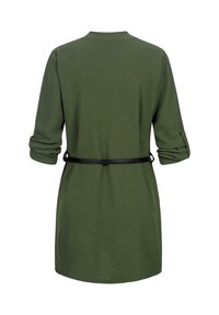 Tunique verte olive à manches longues avec manches retroussées et fine ceinture noire à la taille, vue de dos sur fond blanc.