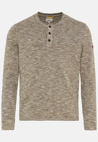 Pull tricoté beige pour homme à manches longues, avec trois boutons noirs sur un col rond, tissu texturé et petite étiquette logo sur la manche.