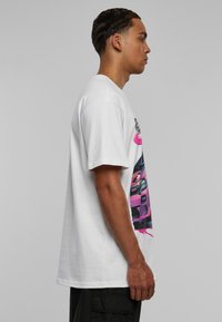 Upscale by Mister Tee SPEED HEAVY  - T-shirt imprimé - white