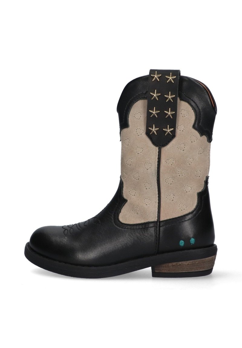 Stivali da cowboy in pelle nera con accenti in suede beige, dettagli a stella sul risvolto del tallone e perforazioni a forma di cuore sui lati.