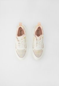 Adidași ușori cu un exterior sintetic alb, un material texturat cu un model pastel pe vârful încălțămintei și un tab posterior moale de culoare roz.