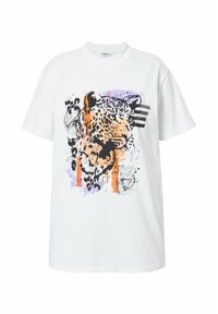 Bílý bavlněný tričko s grafickým motivem leoparda v černé, oranžové a fialové barvě s abstraktními barevnými skvrnami. Krátké rukávy a klasický výstřih.