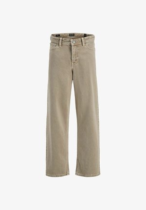 Granatowa bawełniana koszulka z białym nadrukiem, zestawiona z jasnobrązowymi luźnymi spodniami oraz szarymi trampkami z czarnymi akcentami.