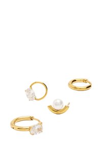 Cztery pary złoconych kolczyków z przezroczystymi kamieniami szlachetnymi i perłami. Różne kształty obejmują kółka oraz unikalny design w kształcie półksiężyca.