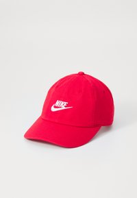 Piros pamut baseball sapka ívelt karimával, a elején fehér Nike logóval hímzve. Puha textúra, strukturált dizájn.