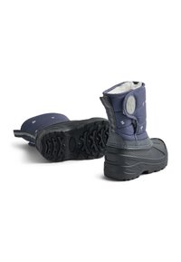 Granatowe ocieplane buty śniegowe z pikowaną cholewką, szarą gumową podeszwą i teksturowanym bieżnikiem. Posiadają pętelkę do ściągania oraz okrągłe logo jako ozdobę.