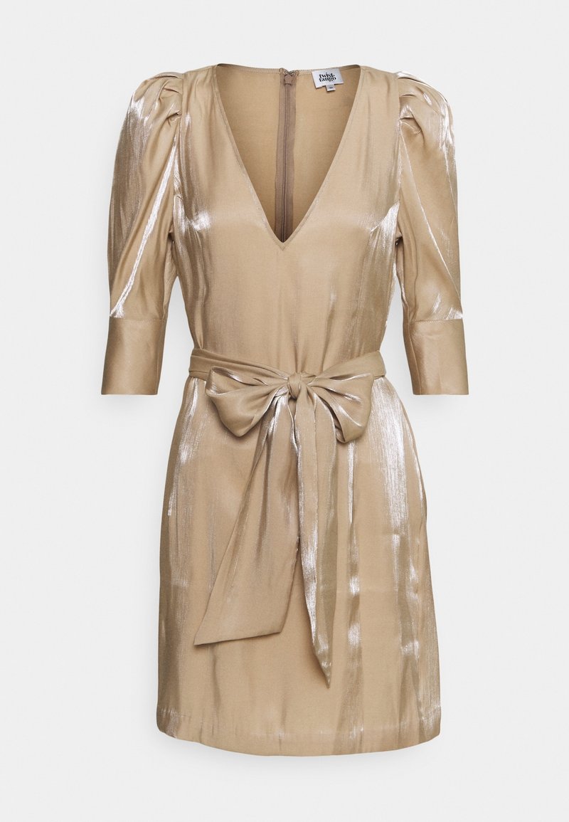 Robe métallique beige à mi-longueur avec épaules bouffantes, décolleté en V, manches trois-quarts et une large ceinture nouée à la taille.