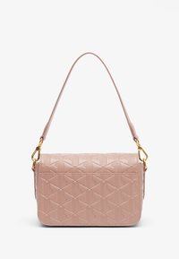 Sac à main matelassé rose clair avec un motif géométrique, une bandoulière unique et des accents en métal doré, de forme rectangulaire et à texture lisse.