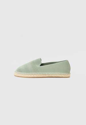 Espadrille verte en maille avec un bout arrondi, semelle en corde de jute et accents cousus le long du bord. Conception légère et respirante.