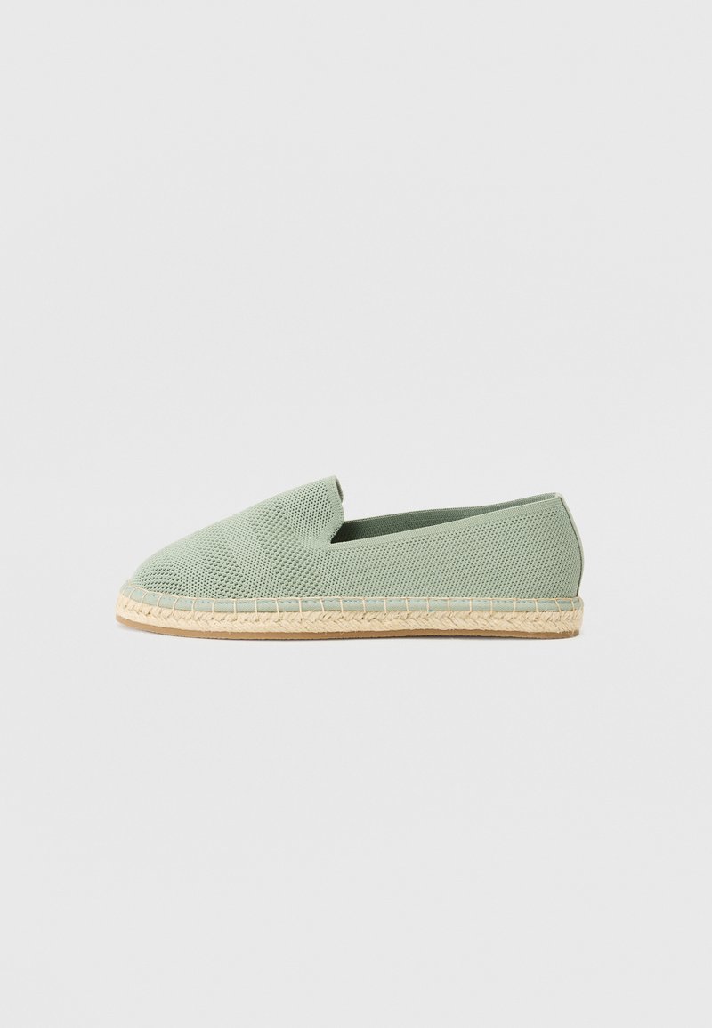 Groene mesh espadrille-schoen met een ronde neus, jute touwzool en gestikte accenten langs de rand. Lichtgewicht en ademend ontwerp.