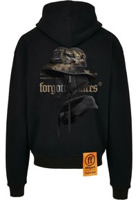 Sort hættetrøje med et grafisk design af en camo-bucket hat og en hånd. Indeholder et orange stofmærke i kanten, mærket "460gsm."