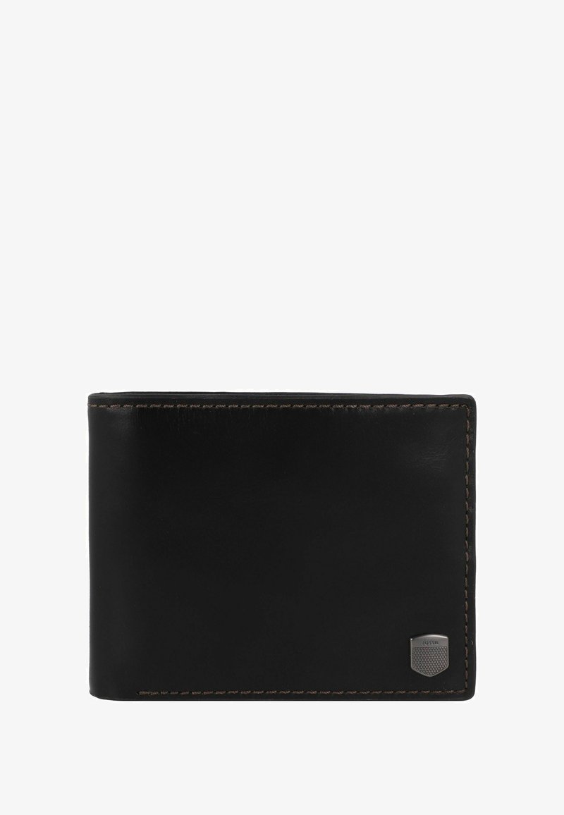 Portefeuille en cuir noir avec des coutures marron, de forme rectangulaire, et un petit logo en métal accent sur le coin inférieur droit. Texture lisse.