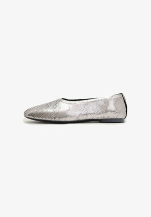 Chaussure plate argentée avec une surface texturée et brillante et un bout arrondi, présentée de profil sur fond blanc.