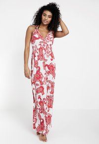 Maxi-jurk met een witte basis en een rood paisleypatroon. Beschikt over een v-hals en dunne bandjes, luchtige stof en een lengte tot de enkels.